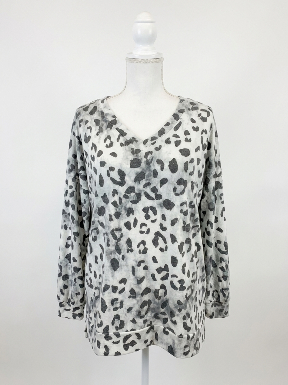 NEW SEW IN LOVE blow wild kisses hi lo v neck sweater in white/black